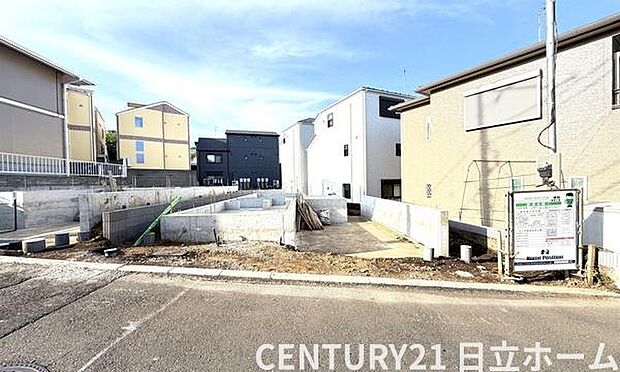 《外観》　■青空の下、洗練されたデザインが輝く住まい。新しい暮らしを始めるのにふさわしい、光と風が心地よい空間です。