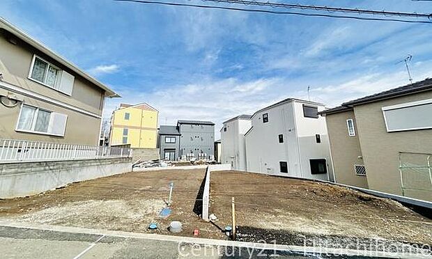 《前面道路》　■道路と敷地はフラットな地形です。