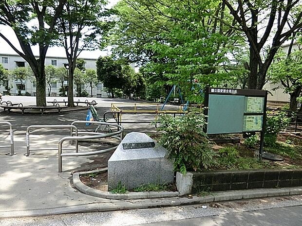 笹山東公園まで413m、笹山団地中央バス停下車、徒歩約5分。県営笹山団地内にあり、付近には上菅田郵便局があります。