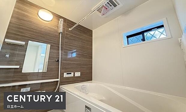 《浴室暖房乾燥機》■暖房・乾燥・涼風・換気の4つの機能を搭載。雨の日の洗濯も、冬のヒートショック対策も、これ一台で。一年中快適なバスルームで、暮らしの質が向上します。