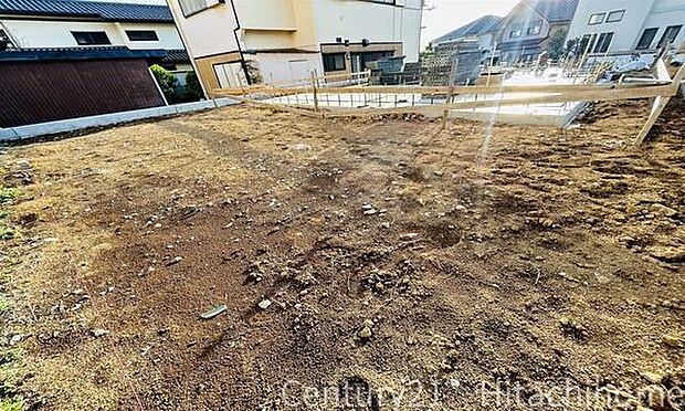 《庭》　■お庭ではお子様と遊んだり、ガーデニングも楽しめます。