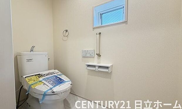 《トイレ》　■窓のあるトイレは明るい空間で清潔感があります。
