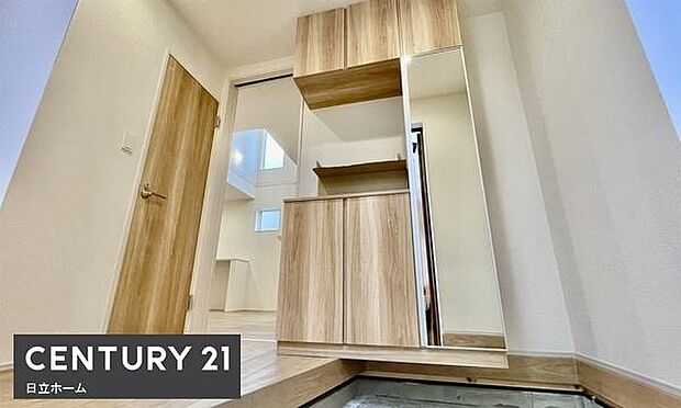 《玄関》■玄関ホールにもゆとりをもった設計ですので第一印象が違います。