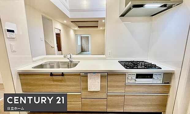 《システムキッチン・レンジフード》 ■機能美際立つスリムなレンジフード。清潔感あるシルバーで、キッチンをモダンに演出します。