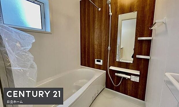 《浴室》 ■ホテルライクな上質バスタイムが毎日叶う!温もりと清潔感が融合した広々浴室。湯船に身を沈めれば、疲れが溶けていく贅沢なひとときを。(小物をCGで作成、実際に小物は配置されていません)