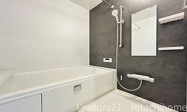 《浴室》 ■ゆったり足を伸ばせる浴槽。お子様と一緒でもゆとりの広さ。1日の疲れを癒してくれるバスタイム。窓付きのバスルームは明るく、浴室乾燥機能付きなので、天気の悪い日の外出も安心して出掛けられます。