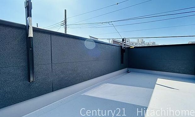 《バルコニー》 ■さわやかな風が通り暖かい光がふりそそぐバルコニー