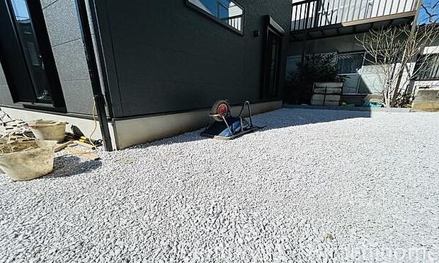 《庭》 ■お庭ではお子様と遊んだり、ガーデニングも楽しめます。