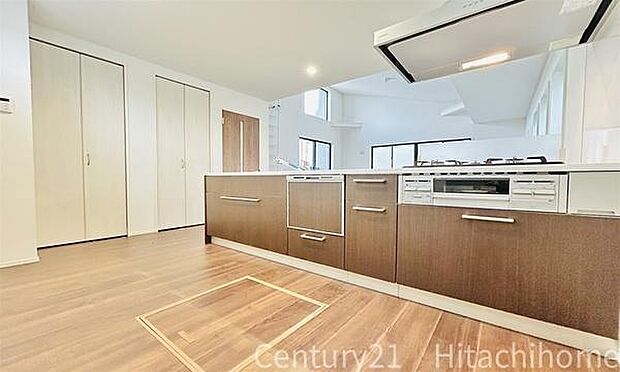 《システムキッチン》 ■お手入れしやすくきれいなキッチン。お料理の始めから後片付けまで楽しい時間になりそうです。