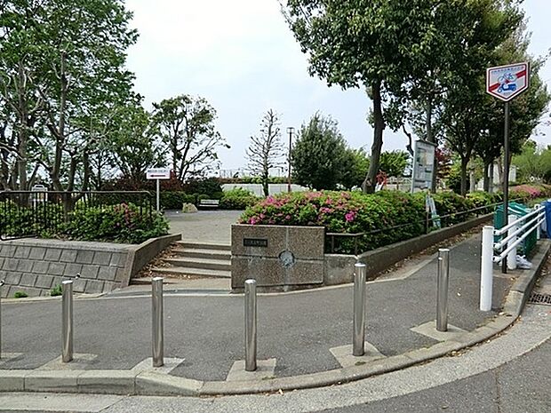 三ッ沢上町公園まで283m、神奈川スポーツセンターに隣接した小さな公園