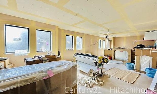 《リビングダイニング》 ■明るく開放的なリビング。