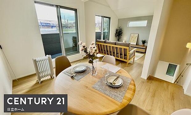 《リビングダイニング》 ■豊かな光が照らすこの場所は、たわいもない会話を楽しみ、ゆったりとした時間を過ごす場所。家族の日常が刻まれる大切な空間です。自然光に溢れるこの空間はリフレッシュにピッタリです。