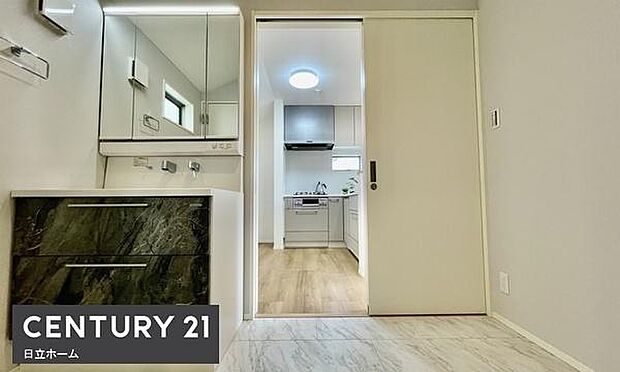 《洗面化粧台》■洗練されたデザインのおしゃれな洗面化粧台。広々とした空間が、贅沢なひとときを演出します。快適さと美しさを兼ね備えた洗面所