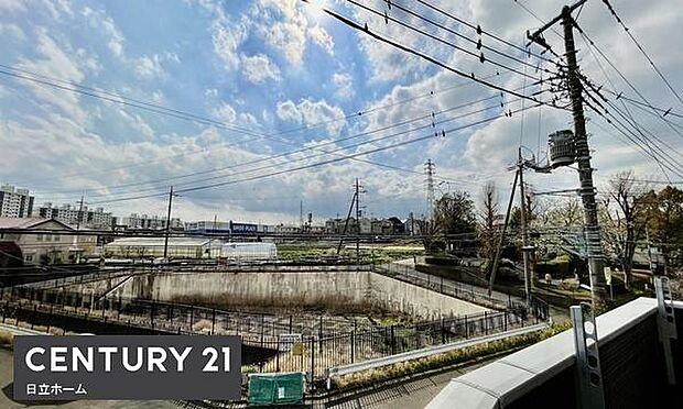 《眺望》 ■目の前には気持ちの良い青空が広がります。