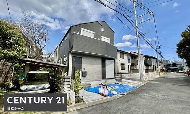 《外観》 ■青空の下、洗練されたデザインが輝く住まい。新しい暮らしを始めるのにふさわしい、光と風が心地よい空間です。