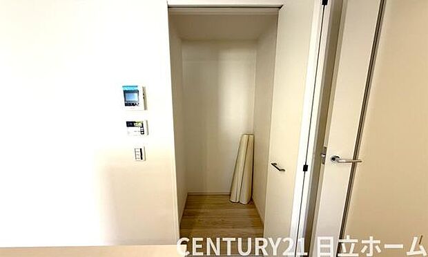 《パントリー》 ■キッチン横のパントリー。常温保存の食品・キッチン用品などが収納できて便利です。