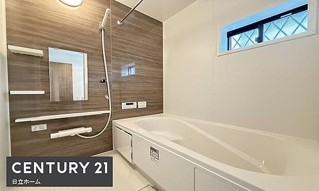 《浴室》 ゆったり足を伸ばせる浴槽。お子様と一緒でもゆとりの広さ。1日の疲れを癒してくれるバスタイム。窓付きのバスルームは明るく、浴室乾燥機能付きなので、天気の悪い日の外出も安心して出掛けられます。