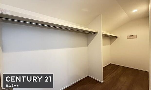 《ウォークインクローゼット》 大容量のウォークインクローゼットをご用意。衣類だけでなく、遊び道具やトランクなどの旅行用品の収納にも重宝します♪