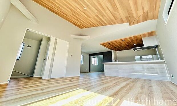 《リビングダイニング》 ■開放的で広いリビング。のびのびとくつろげるリビングは、家族のコミュニケーションの場として、みんなが集まる場所に。