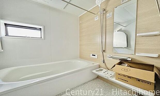 《浴室》 ゆったり足を伸ばせる浴槽。お子様と一緒でもゆとりの広さ。1日の疲れを癒してくれるバスタイム。窓付きのバスルームは明るく、浴室乾燥機能付きなので、天気の悪い日の外出も安心して出掛けられます。