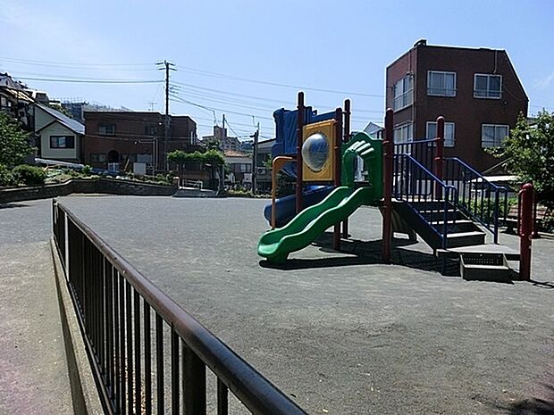 八幡公園まで294m、子どもが走り回れる広さの公園です。公園の設備には水飲み・手洗い場があります。遊び場には砂場、ブランコすべり台があります。