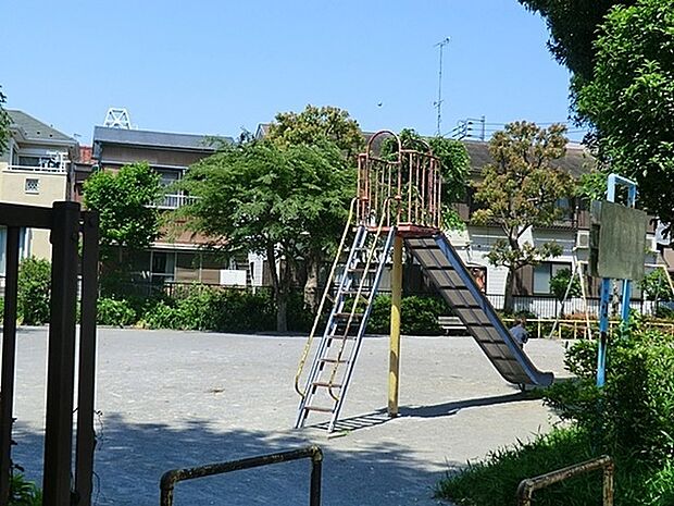 小倉中公園まで235m、クロスガーデンにほど近い、住宅地にある公園です。遊具が揃っており、子供たちが走り回るスペースも十分あります。
