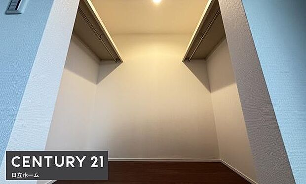 《ウォークインクローゼット》　■大容量のウォークインクローゼットをご用意。衣類だけでなく、遊び道具やトランクなどの旅行用品の収納にも重宝します。