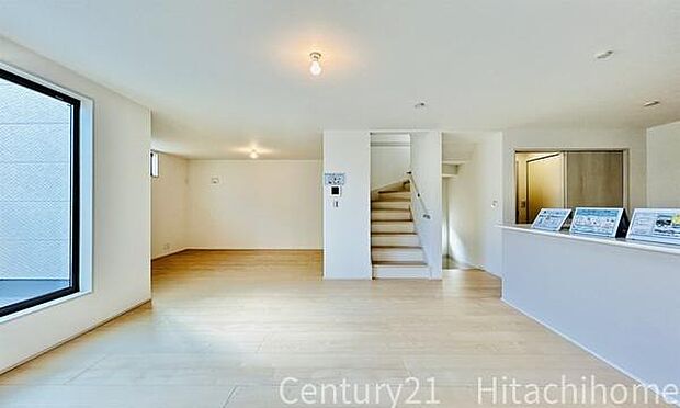 《リビングダイニング》 ■豊かな光が照らすこの場所は、たわいもない会話を楽しみ、ゆったりとした時間を過ごす場所。家族の日常が刻まれる大切な空間です。自然光に溢れるこの空間はリフレッシュにピッタリです。