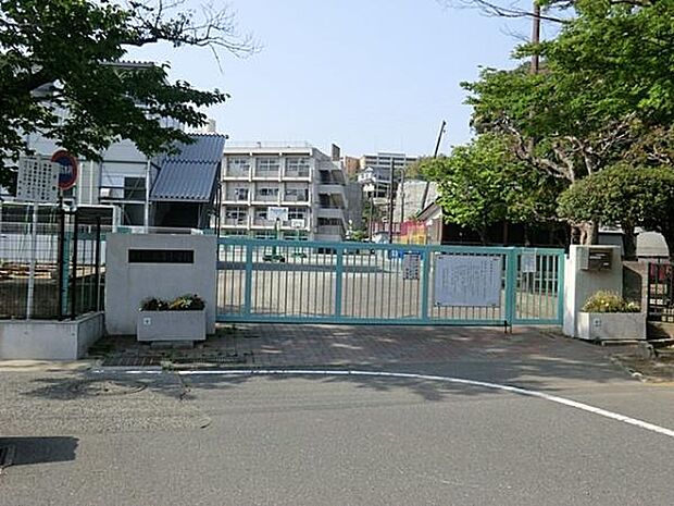 横浜市立六浦小学校まで1774m