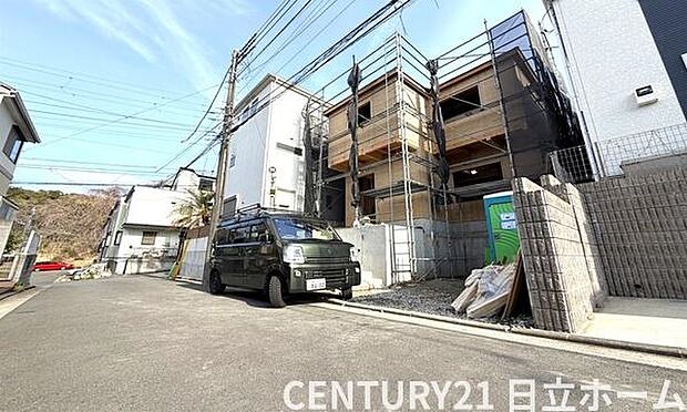 《前面道路》　■前面道路が広く、開放的です。日当たりも良好です。