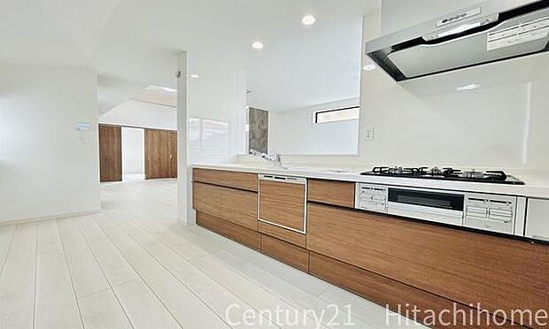 《キッチン》　■お手入れしやすくきれいなキッチン。お料理の始めから後片付けまで楽しい時間になりそうです。