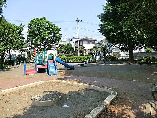 高田第四公園まで500m、遊具のエリアと広場のエリアが分けられていて安心して遊べます。