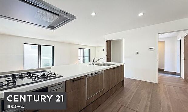 《キッチン》　■お手入れしやすくきれいなキッチン。お料理の始めから後片付けまで楽しい時間になりそうです。