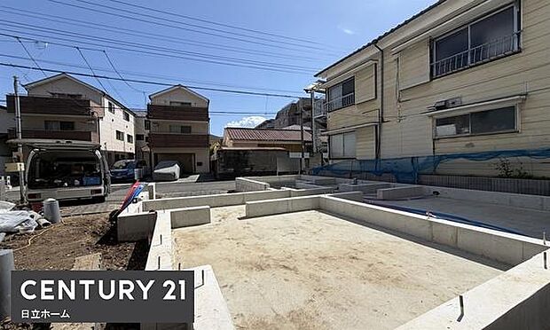《前面道路》 ■前面道路が広く、開放的です。日当たりも良好です。