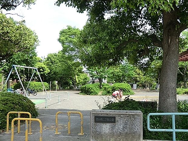 西が岡二丁目公園まで476m、藤棚の下に大人数で使えるテーブルがあります。広場と遊具スペースは階段を境に分かれています。