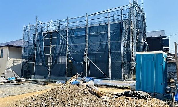 《前面道路》　■「空」×「光」×「風」。開放感を具現化したような現地は、まさに「永住の地」としての選択肢です。