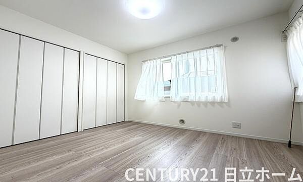 《寝室》　■心地よい眠りへといざなうしっとりと落ち着いた雰囲気の寝室。