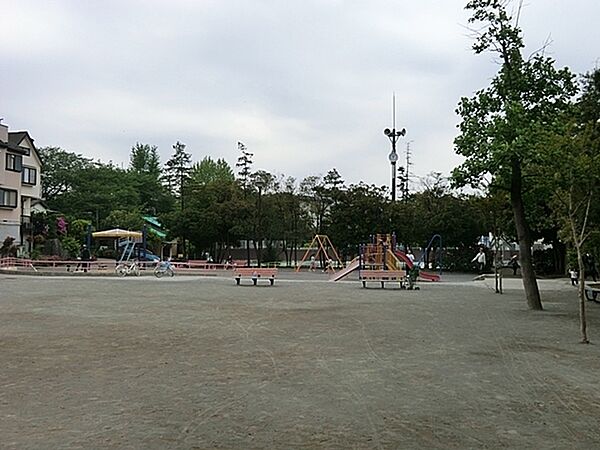 岸谷公園まで875m、園内には遊具のほか子供用屋外プールがあり、季節の訪れとともに子どもたちで賑わう緑豊かな公園