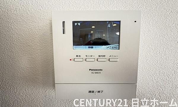 《モニター付きインターホン》　来訪者が確認できるモニター付きインターホン