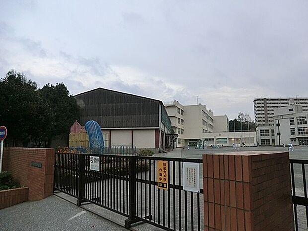 横浜市立永田台小学校まで563m