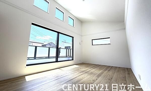 《洋室》　■朝から日差しいっぱい、早起きしたくなる主寝室。。居住中のため室内に家具・家電等がありますが、画像はCG加工により消去しており現況とは異なります。