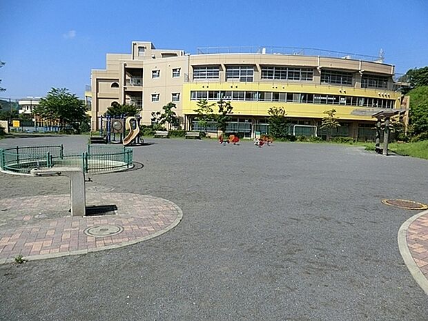 戸塚公園まで755m、緑が多くとても広い公園です。子供の遊び場にピッタリです。