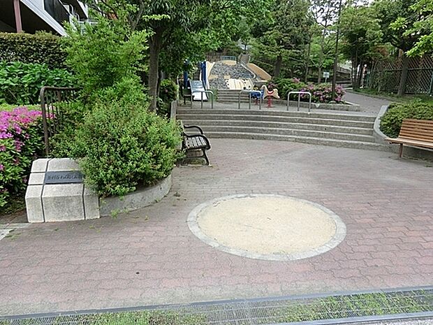釜利谷わんぱく公園まで1185m、石の岩山とコンクリートの長い滑り台があります。