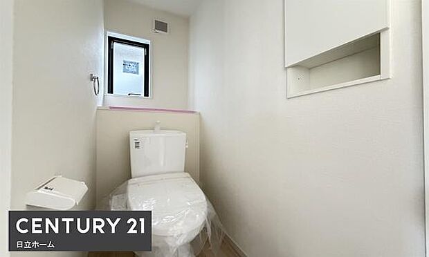 ■収納棚のあるトイレです。トイレ内すっきり。