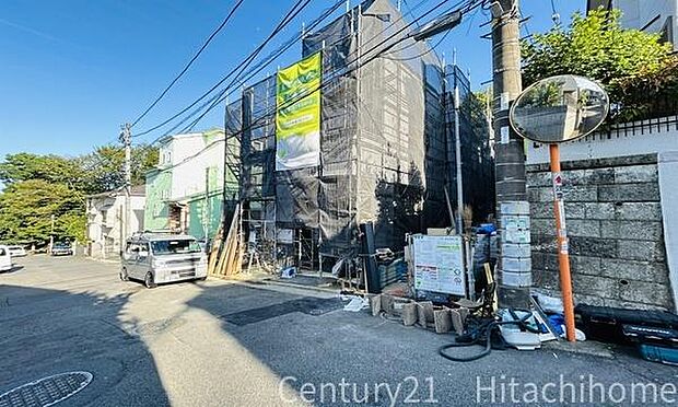 《外観》 ■一戸建ての多いエリア、静かで落ち着いた雰囲気。シンプルで美しいフォルム空気までクリーンになるような佇まい。心地よいライフスタイルが実現できるそんな予感。