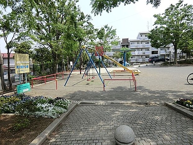長沢諏訪公園まで905m、公園の入り口などには花壇もあり、季節ごとに植えられた花々を鑑賞することもできます。