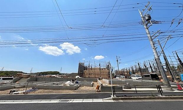 《前面道路》 ■道路と敷地はフラットな地形です。