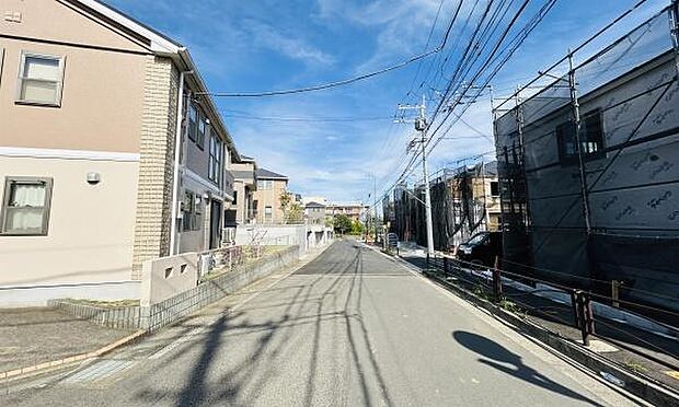 《前面道路》 ■道路と敷地はフラットな地形です。