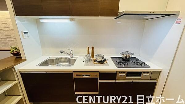 《キッチン》　■高級感あふれるキッチン。スタイリッシュな色調が食器や食材を引き立てます。