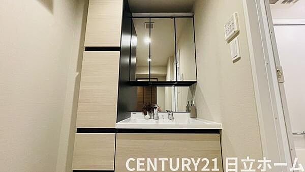 《洗面化粧台》　■使いやすいシャープなデザインの洗面化粧台。